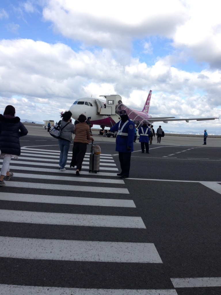 ピーチ航空搭乗までの道と機体の写真