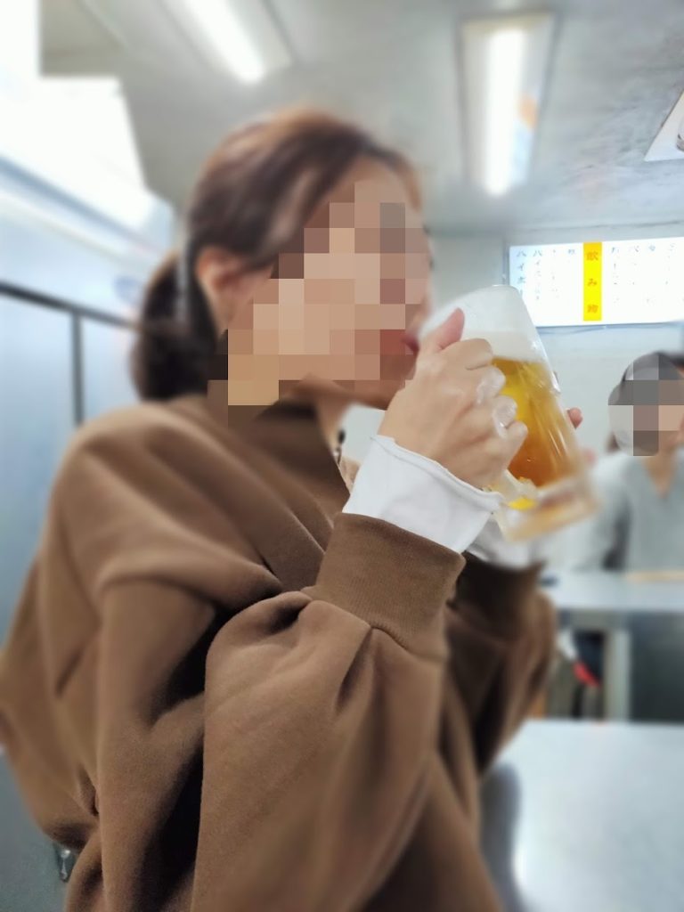 中華そばそのだでビールを飲む台湾人女性