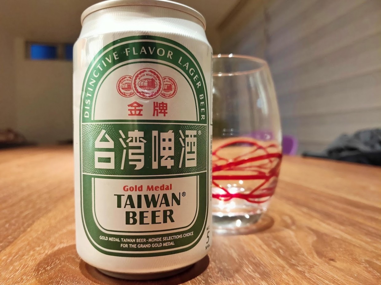 台湾ビールとグラスの画像