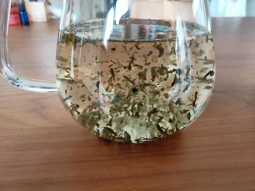 台湾リプトンの緑茶の茶葉にお湯を注ぐ