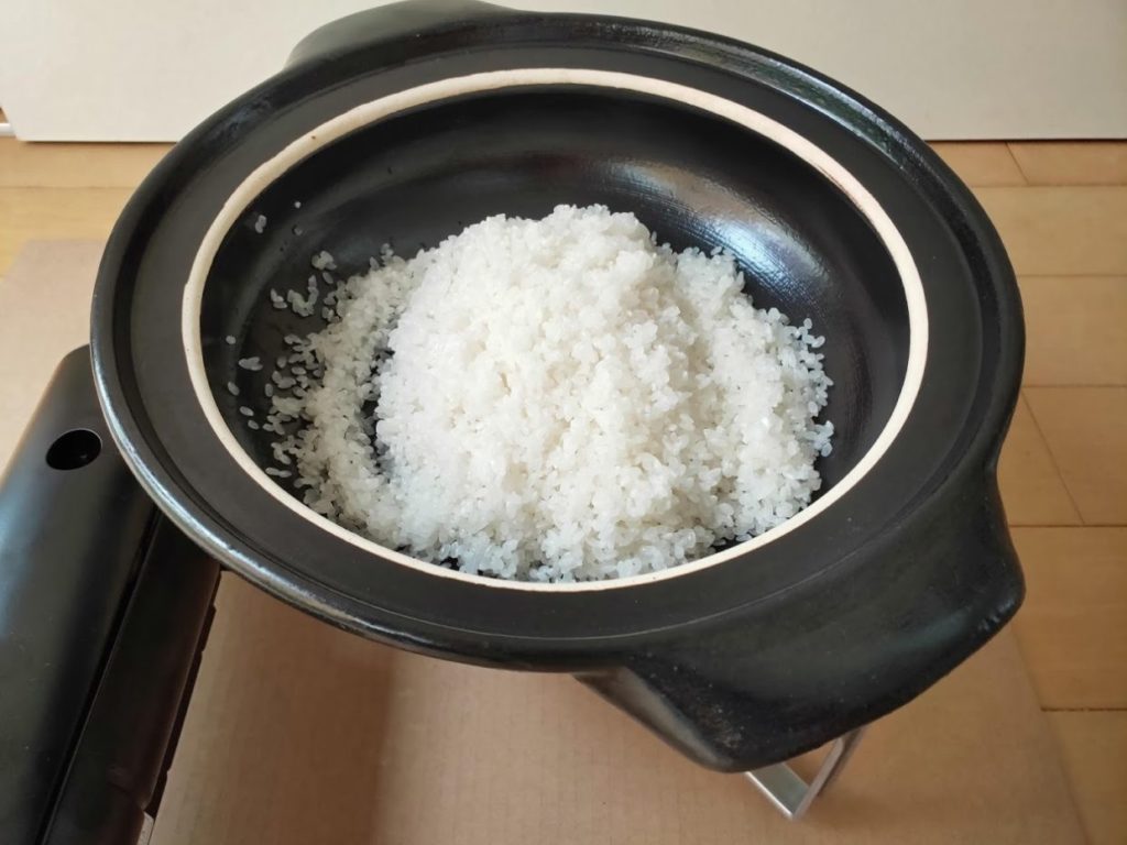 スノーピークバーナーと無印の土鍋にお米を入れる