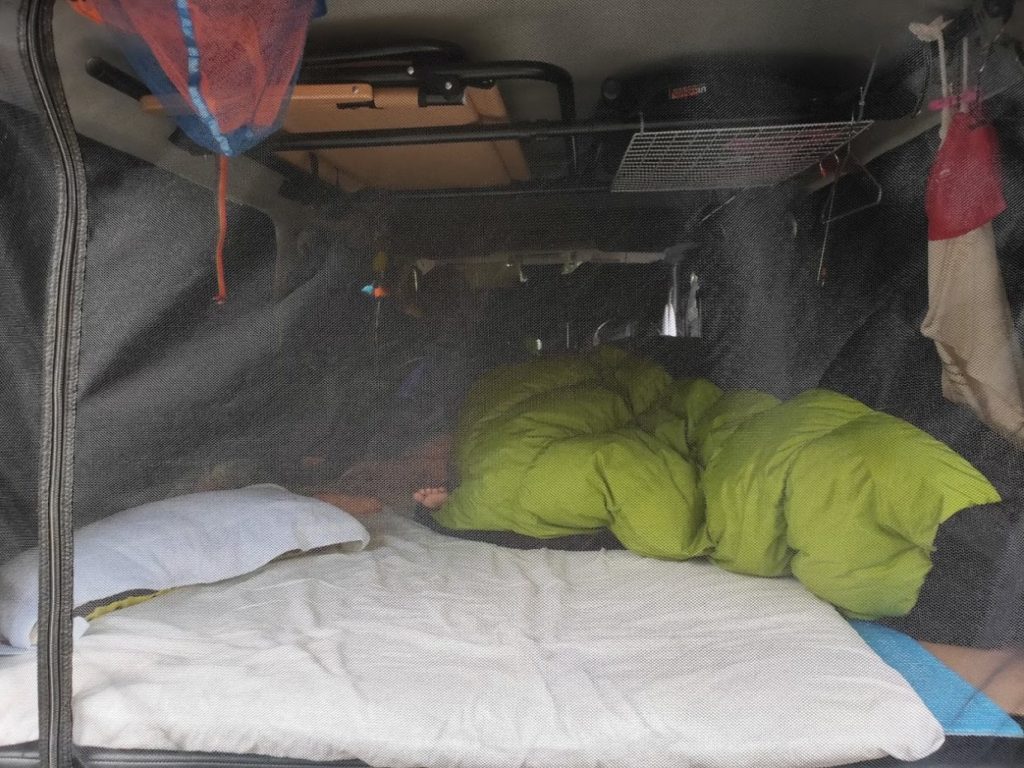 ハイエース車泊の車内ベッド