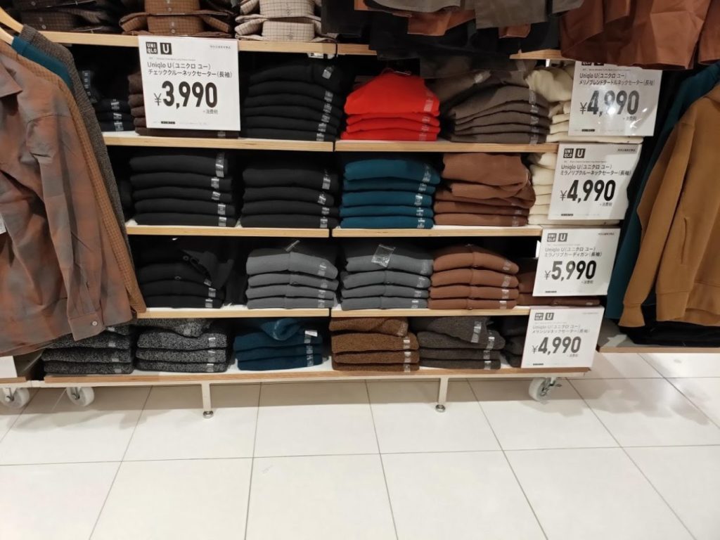 ユニクロUチェッククルーネックセーターの店の商品