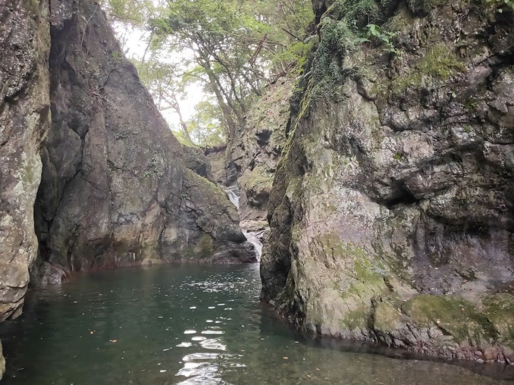 美霞洞渓谷の滝アップ画像