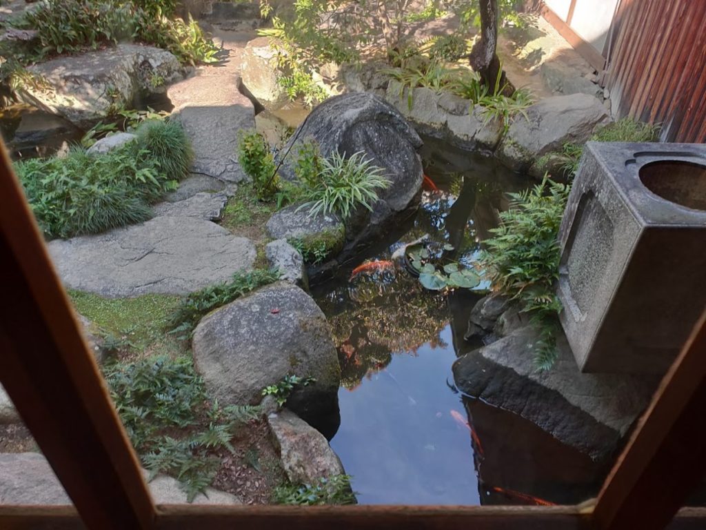 うどん本陣山田家本店の庭の池