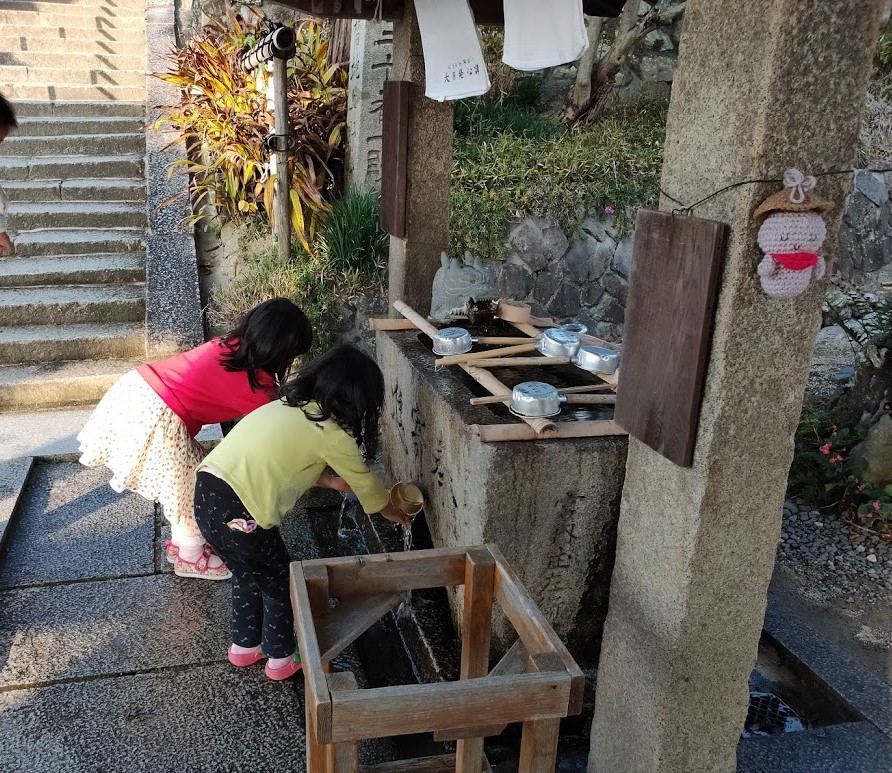 49番浄土寺の手洗い場と子ども