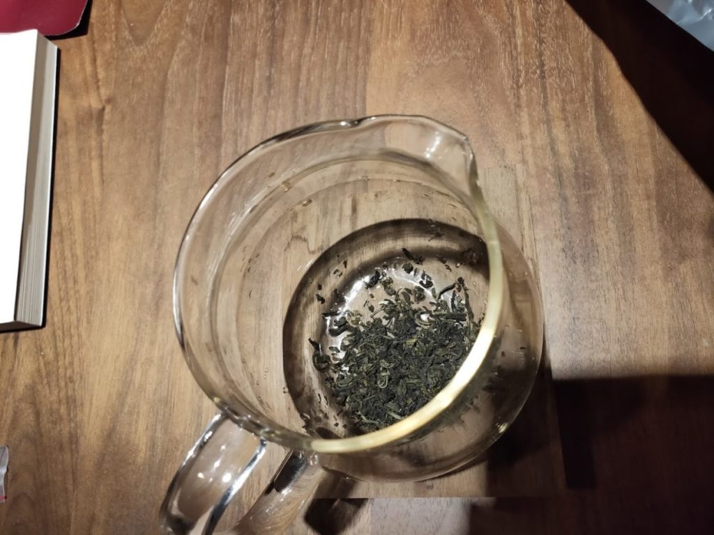 ジャスミン茶のボトルと茶葉1