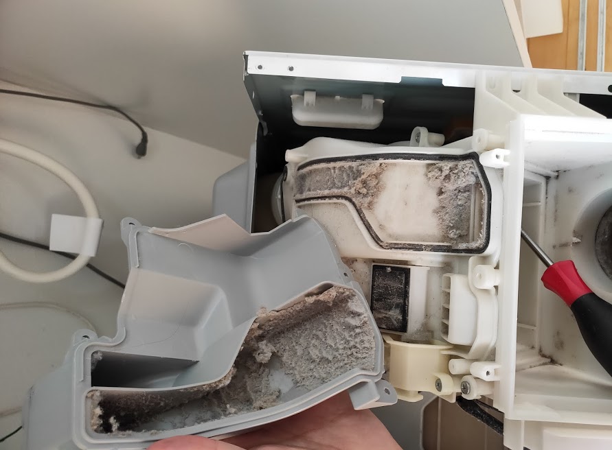 パナソニック洗濯乾燥機の空気排出ボックスの内部ゴミ
