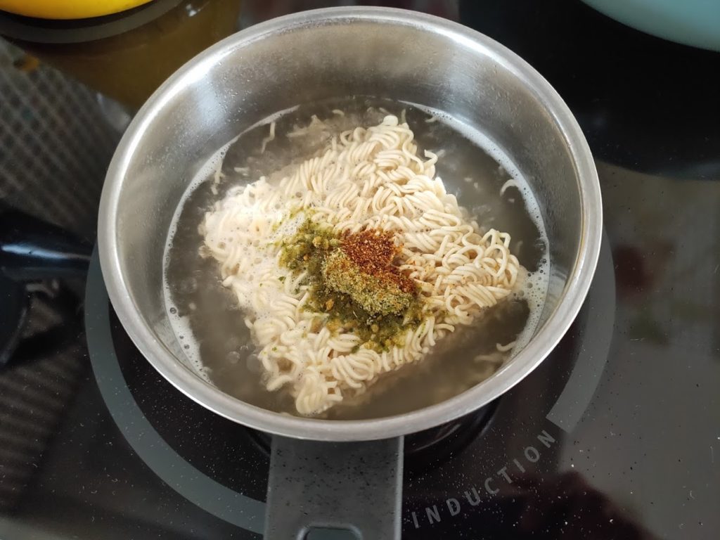 タイヤムヤムトムヤムチキンにスープを入れる