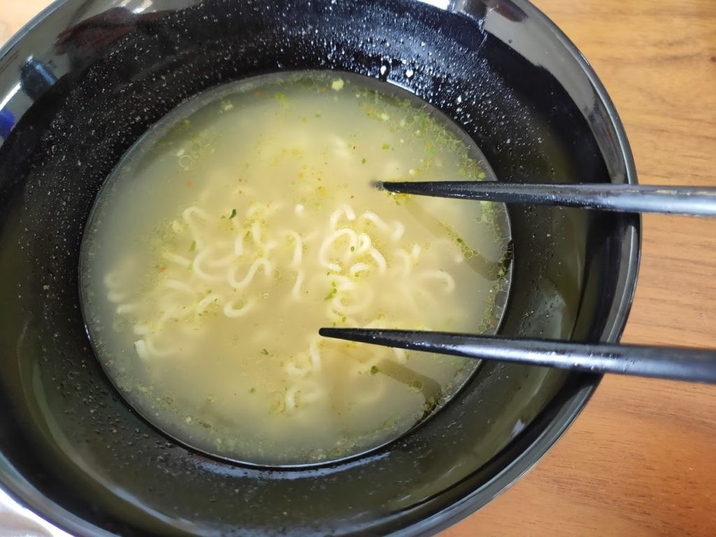 タイヤムヤムトムヤムチキンのスープを飲む