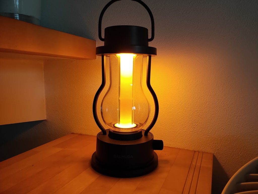 全然あり!バルミューダのLEDランタンはキャンプでも自宅でも使える