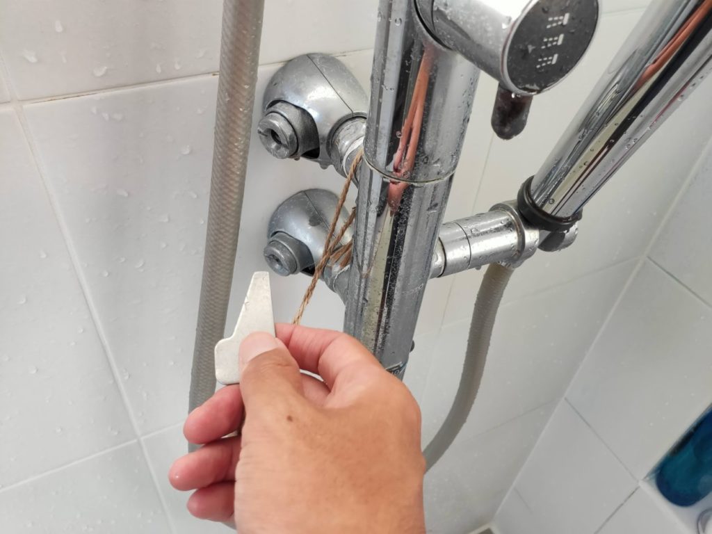 シャワーの止水栓を止める