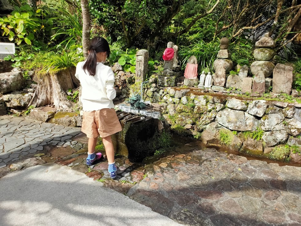 37番岩本寺の手水場と子供