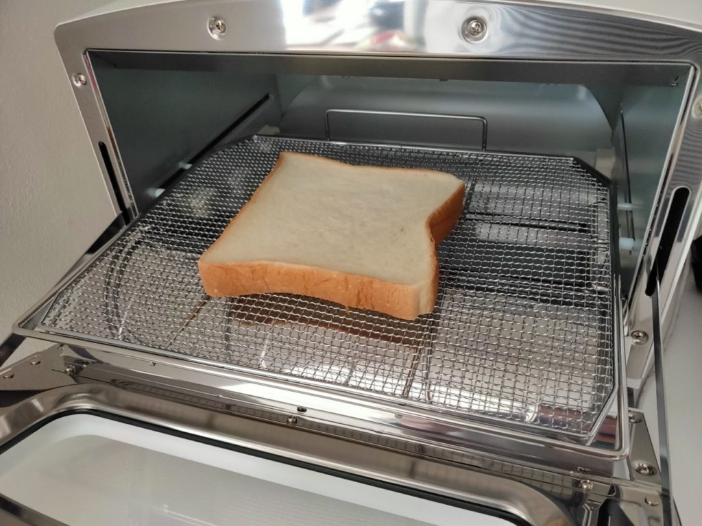 アラジントースターでパンを焼く