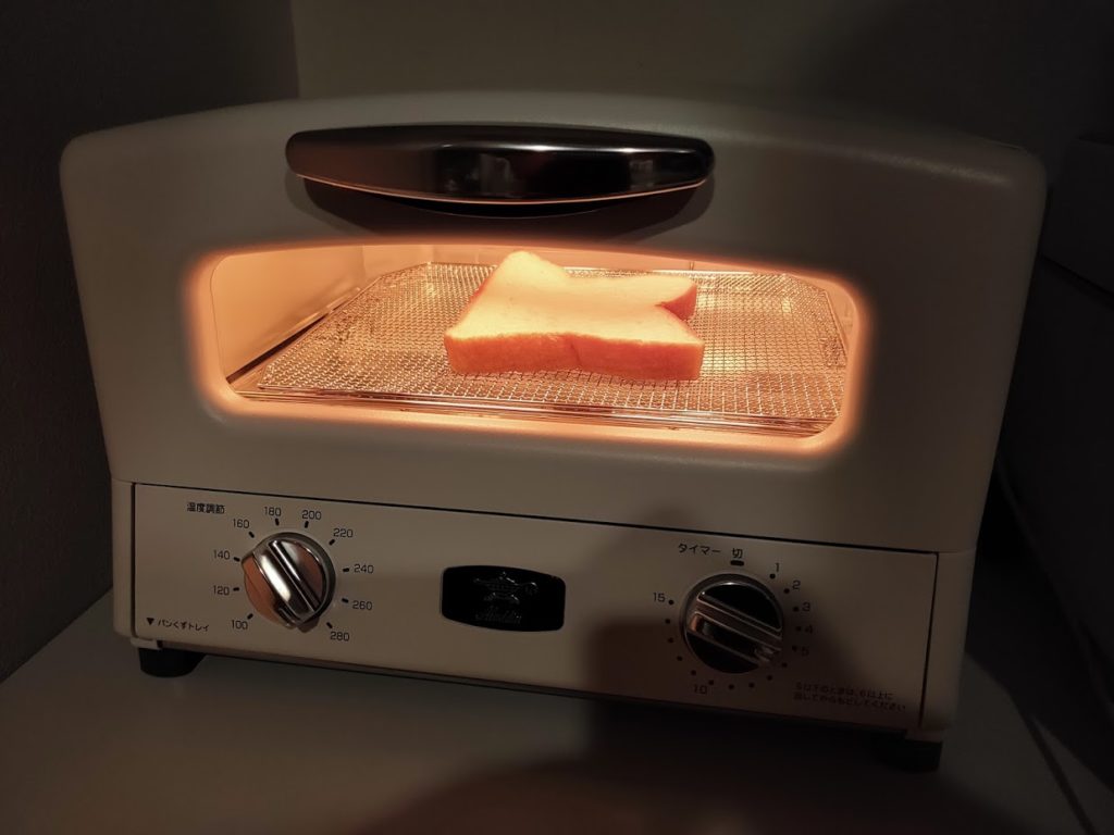 アラジントースターでパンを焼く画像１