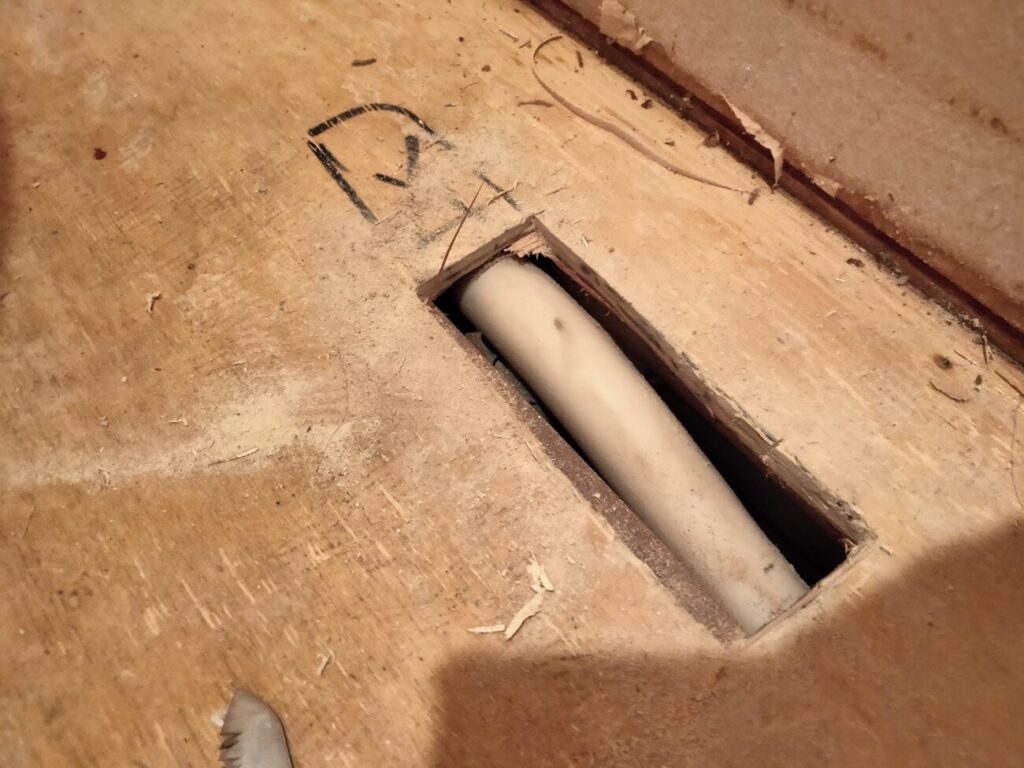 トイレ撤去前合板下給湯管