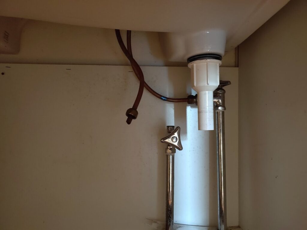 洗面台撤去の水栓接続箇所