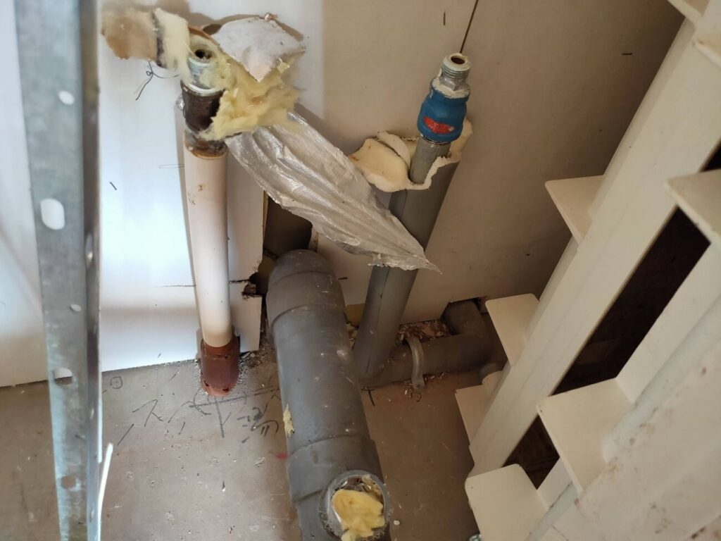 キッチン下部の配水管