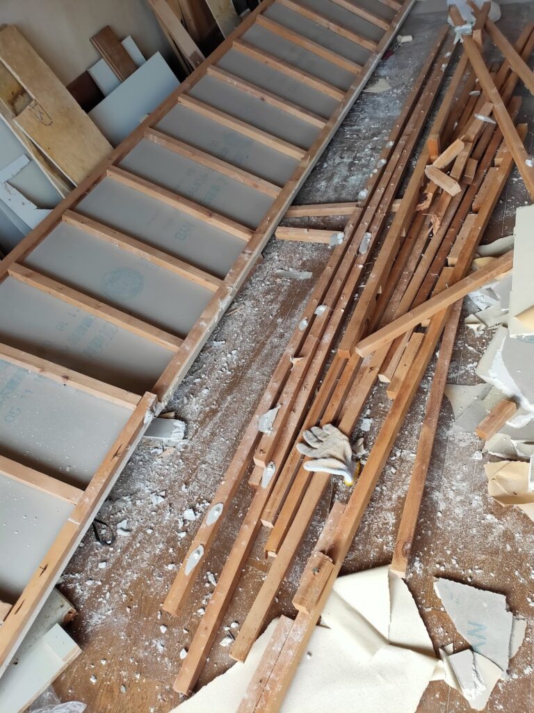 リビングルームの天井解体8