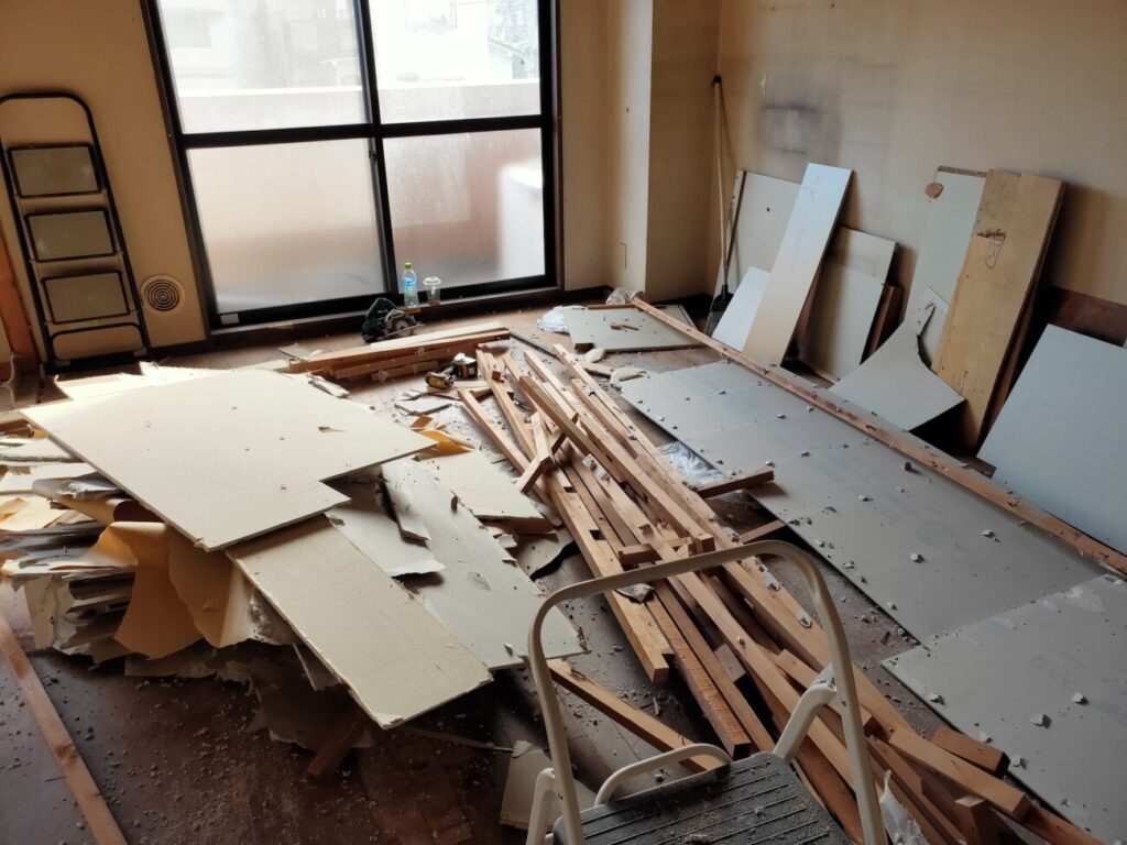 リビングルームの天井解体12