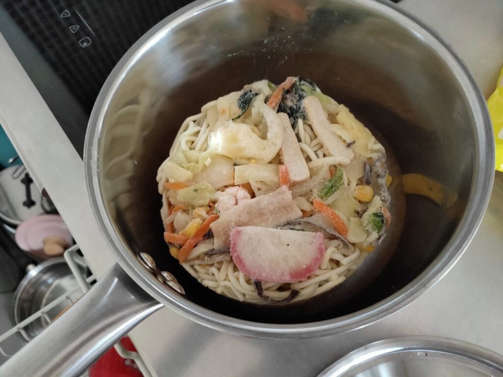 キンレイ冷凍ちゃんぽんの鍋とラーメン